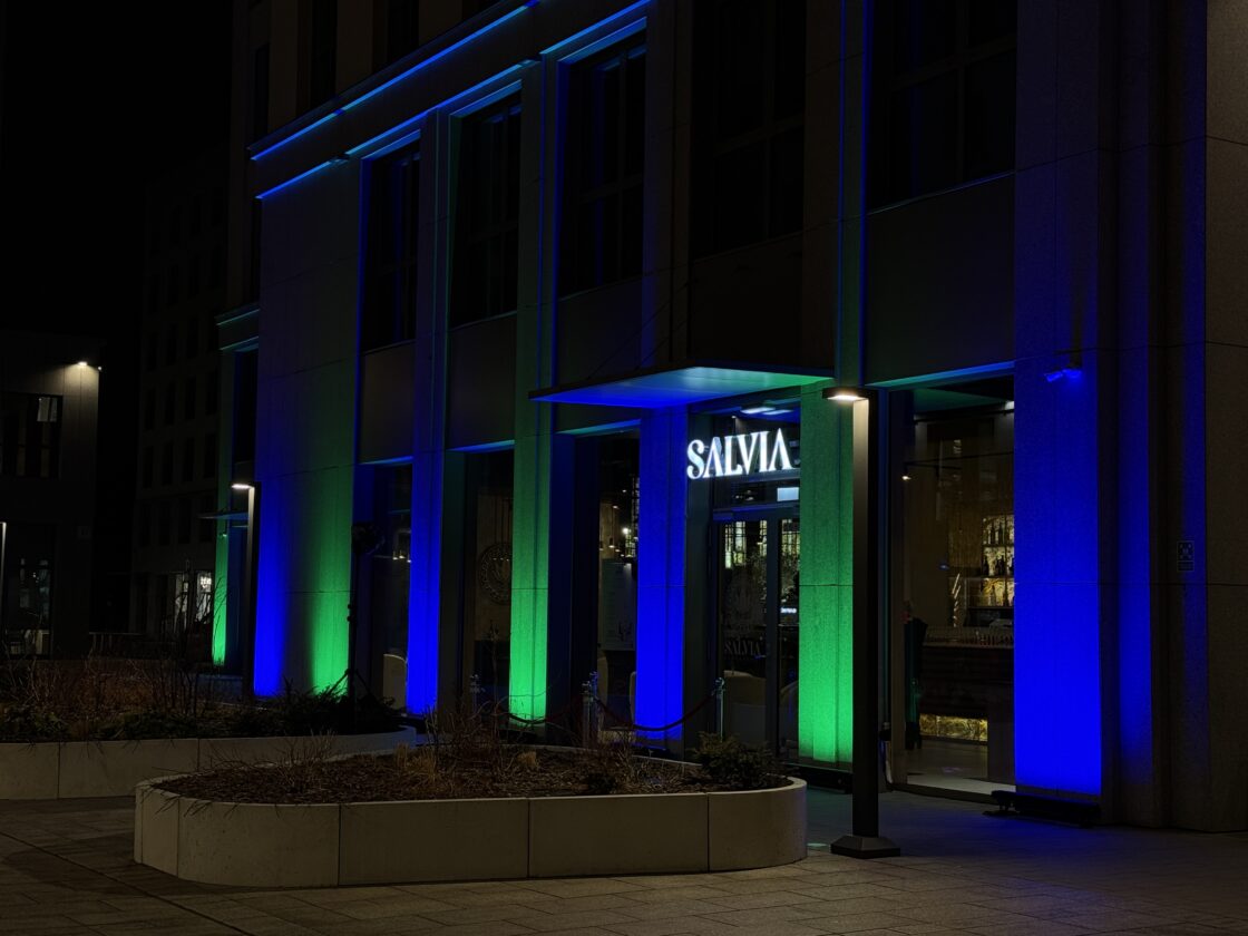Oświetlenie architektoniczne i projekcja logo dla restauracji Salvia w Krakowie